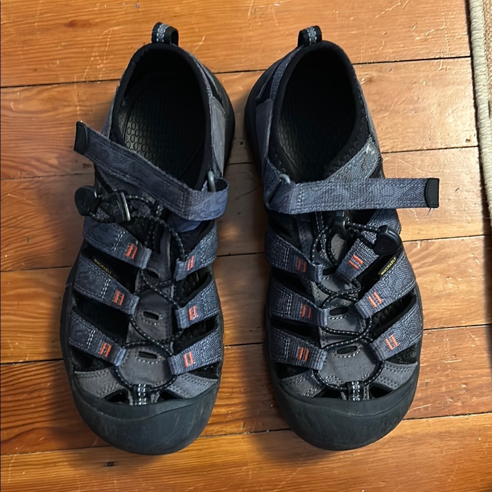 Keen Youth size 5 Black and Gray Outdoor Sandals
